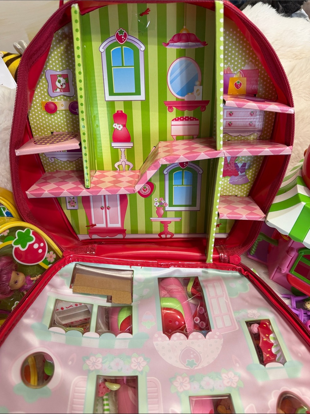2009 Huge lot of Strawberry Shortcake dolls/accessories - Picture 11 of 12